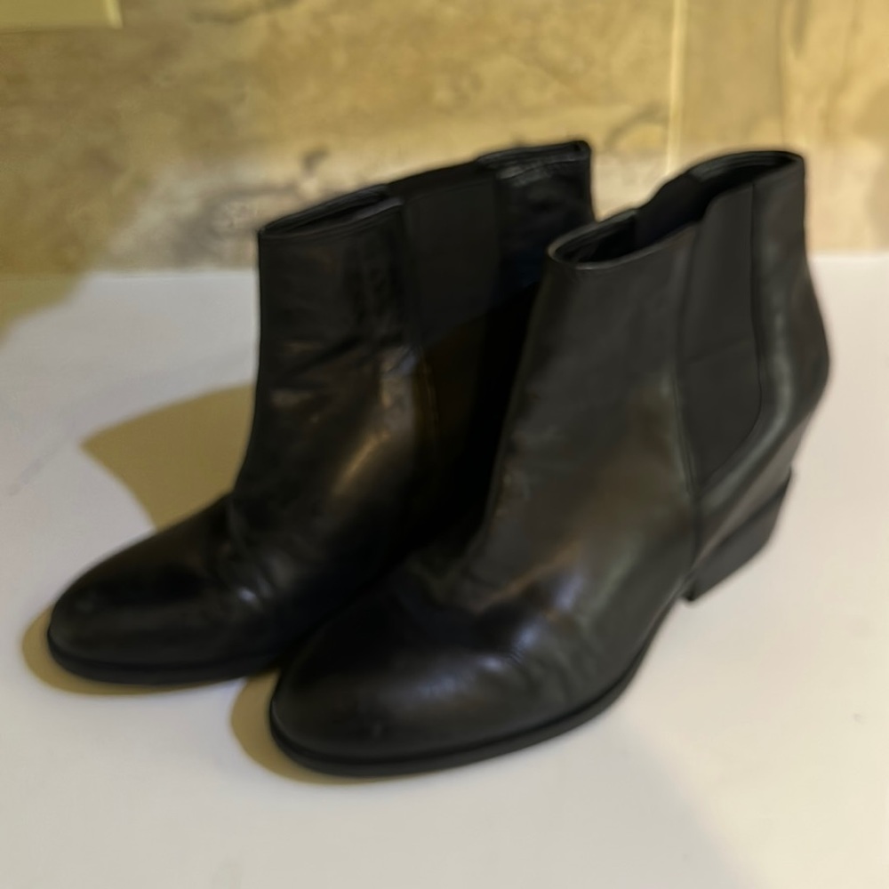 Hidden platform booties